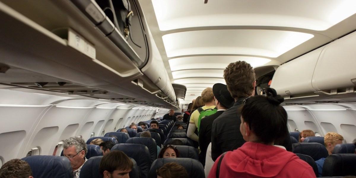 Passagerare bör hålla sig till sätena ombord flygplanen.