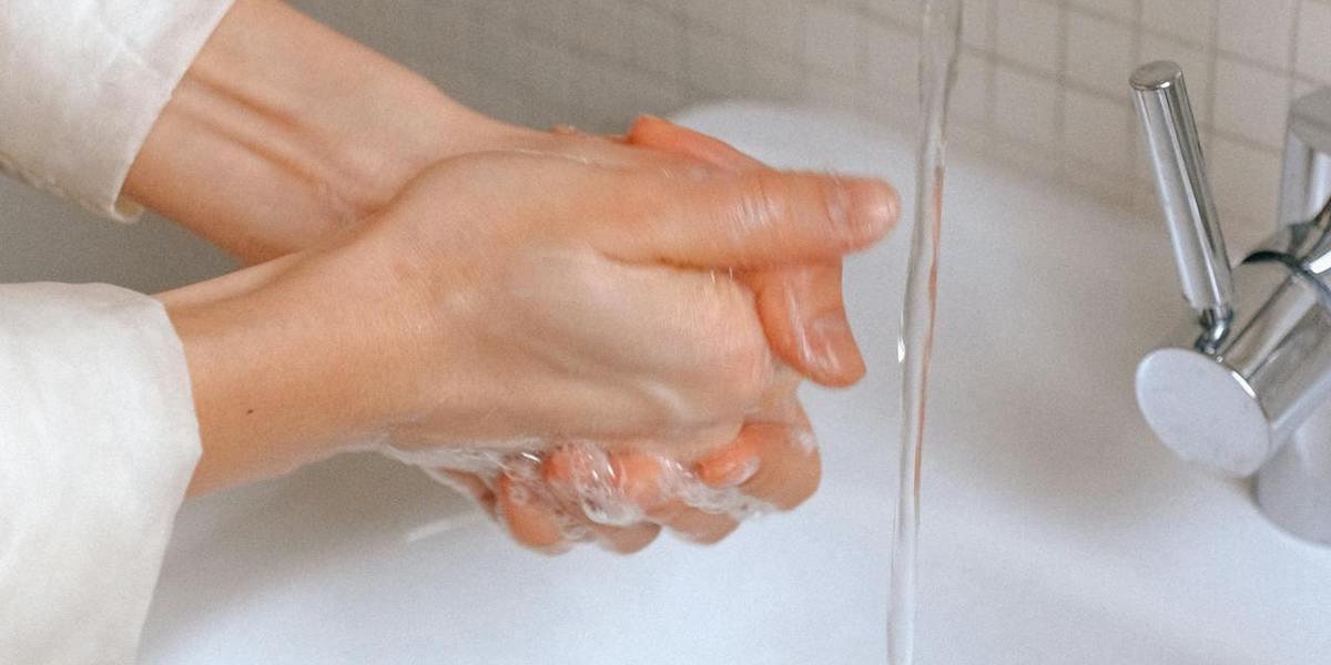 En kvinna tvättar händerna. En ny undersökning om handhygien i Norden visar att 29 procent av männen och 18 procent av kvinnorna inte tvättar händerna efter toalettbesök