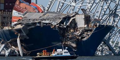Två månader efter broolyckan i Baltimore pågår arbetet med att rensa upp i förödelsen i USA:s mest trafikerade hamn. Allt medan besättningen på lastfartyget Dali är fast ombord.