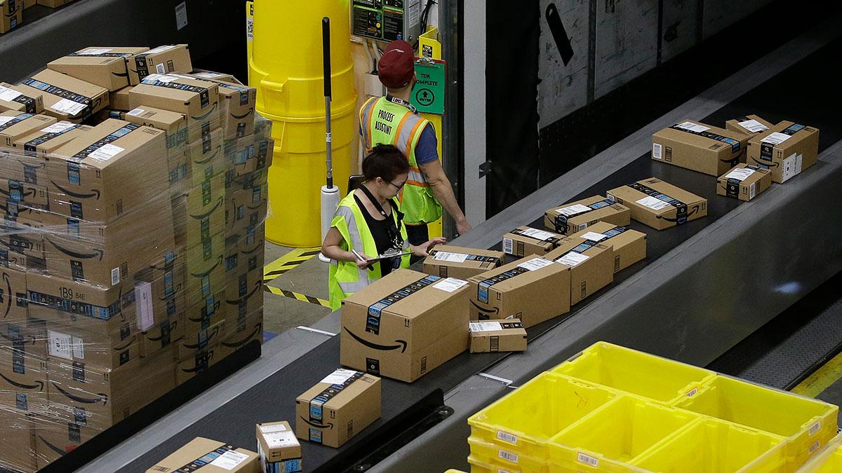 För att inte riskera böter håller Amazon sina lager i Frankrike fortsatt stängda. (Foto: TT)