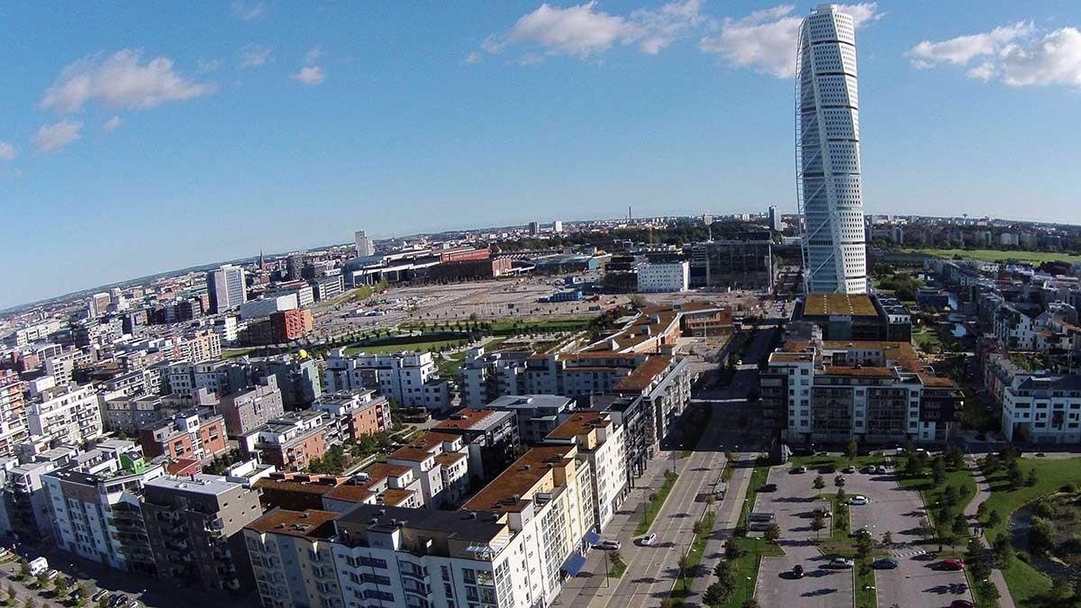 Bostadspriserna fortsatte att stiga i augusti på både lägenheter och villor i samtliga regioner i Sverige med undantag för lägenhetspriserna i Storgöteborg som stod stilla. Bilden är från Malmö. (Foto: TT)