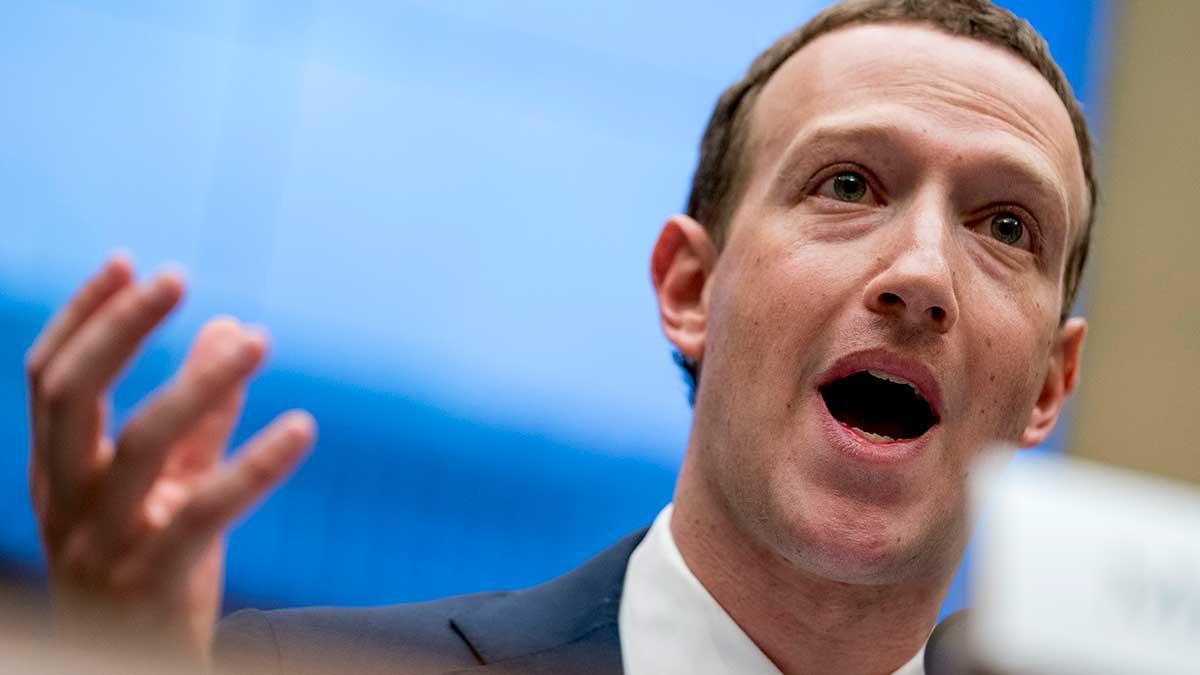 Facebooks Mark Zuckerberg har skäl att se panikslagen ut. Över 7 400 miljarder kronor i börsvärde har gått upp i rök för Facebook och de andra techbjässarna bara under denna månad. (Foto: TT)