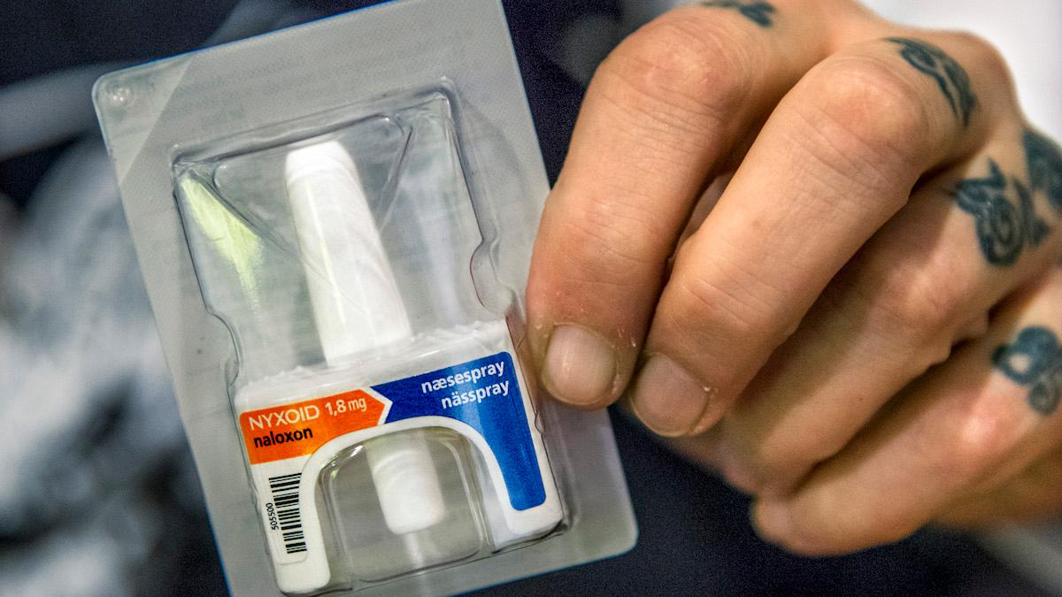 Om anhöriga till drogmissbrukare fick tillgång till nässprejet naloxon skulle fler liv kunna räddas, det visar en studie