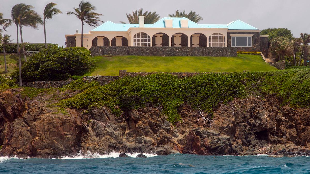 Jeffrey Epsteins hem på ön Little St. James i Amerikanska Jungfruöarna, den ön och ön Great St. James, som han också ägde, har nu sålts