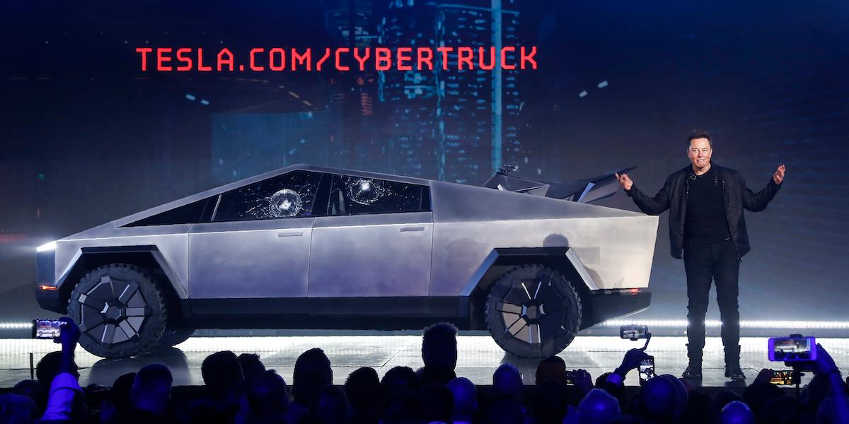 Elon Musk presenterar Teslas Cybertruck i november 2019
