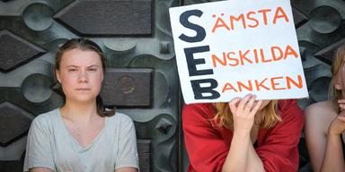 Greta Thunberg och ett antal ytterligare klimataktivister har slutit upp i en protest utanför Wallenbergarnas bank SEB som enligt demonstranterna är Sveriges sämsta bank när det kommer till klimat- och miljöfrågor.