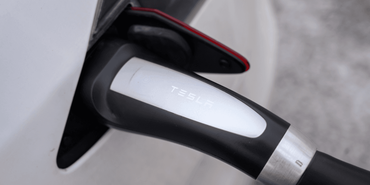 Tesla Model Y uppvisade ett starkt uppsving och blev Danmarks överlägset mest sålda bil och petade ned Peugeot 208 till en andra plats.