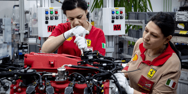 Ferrari kammade hem det prestigefyllda priset Randstad Employer Brand 2024, med 71,32% av rösterna från potentiella anställda och toppresultat i viktiga områden som ekonomisk stabilitet, rykte och långsiktig anställningstrygghet. (Foto: Ferrari)