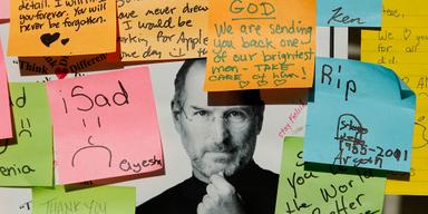 Många är de som hade offrat sin högerarm för att få arbeta med Steve Jobs. På bilden anteckningar skrivna av supportrar efter hans död 2011.
