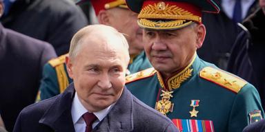 Rysslands president Vladimir Putin, vänster och landets numer före detta försvarsminister Sergej Sjojgu, höger, efter segerdagens militärparad i Moskva den 9 maj 2024
