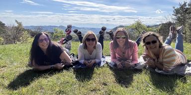 Fyra kvinnor ligger i gräset. En ny finsk studie visar att kvinnor som drabbas av klimakteriet innan de fyllt 40 kan löpa högre risk att dö unga