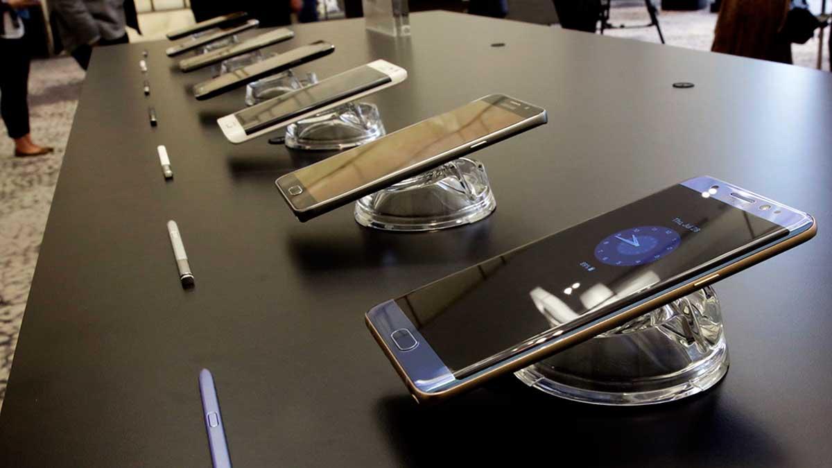 Samsung meddelar att försäljningen stoppas av premium-mobilen Galaxy Note 7. (TT)