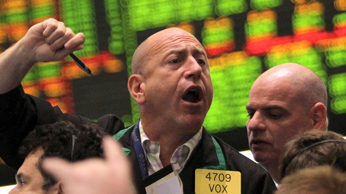 Affärsvärlden vaskar fram bland annat ett par köpvärda aktier i senaste utgåvan. Bilden är från Wall Street. (Foto: TT)