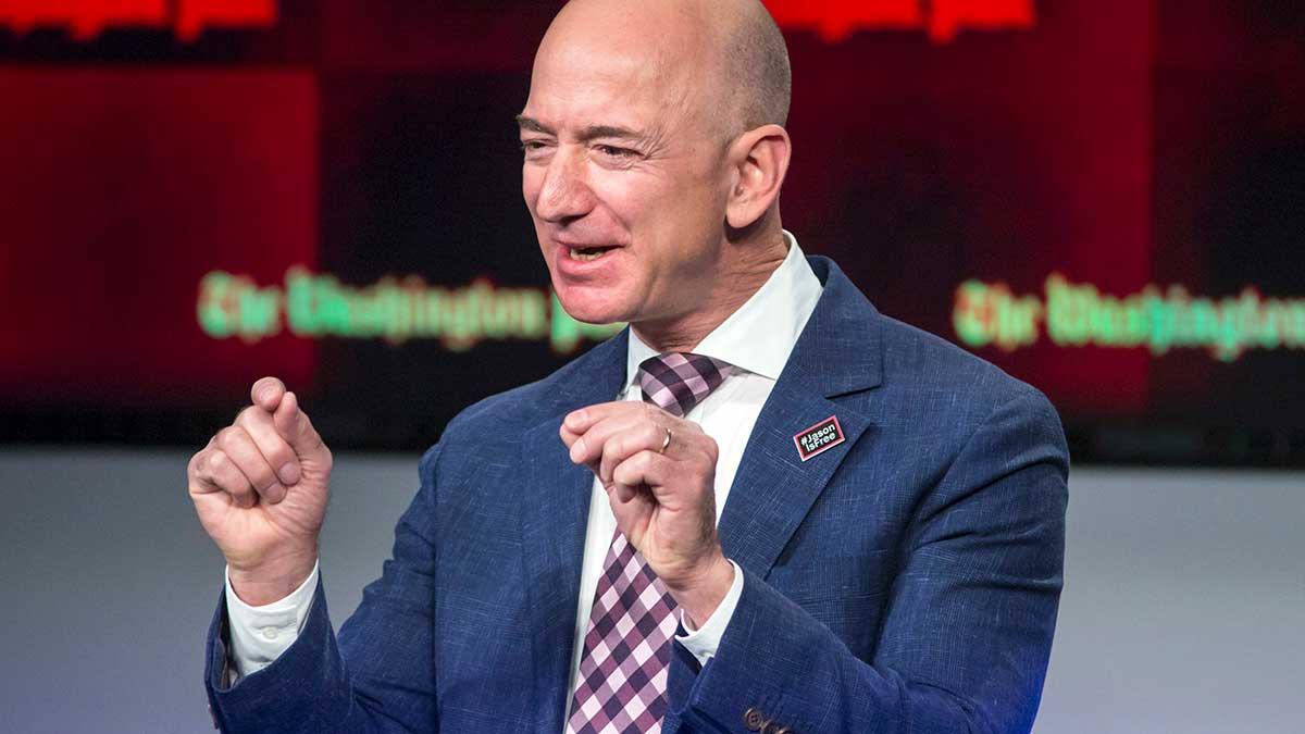 E-handelsjätten Amazon med bossen Jeff Bezos (bilden) överträffar förväntan. (Foto: TT)
