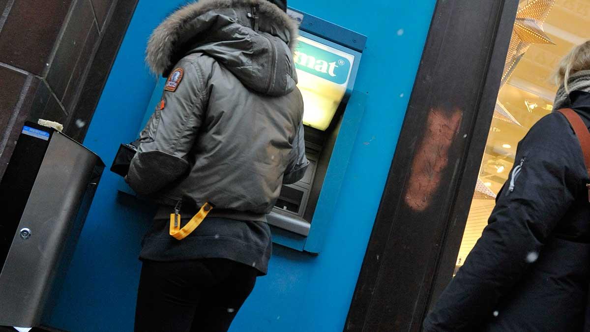 Ryktet om obegränsade uttag hos Swedbank orsakade rusning till bankomaterna. Bilden är tagen i ett annat sammanhang. (Foto: TT)