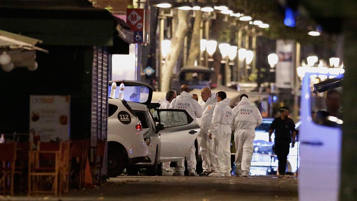 13 dödades och ett 100-tal skadades i bilattacken på Barcelonas populära turiststråk La Rambla. Terrorsekten IS har tagit på sig dådet. (Foto: TT)