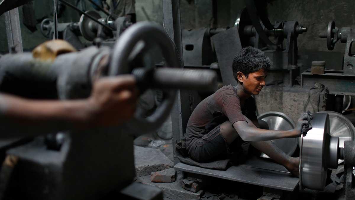 På bilden pågår barnarbete i Bangladesh. Artikeln handlar om de tio värsta länderna i världen för arbetare och Bangladesh finns förstås med på listan. (Foto: TT)