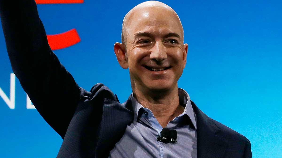Amazons grundare Jeff Bezos (i mitten i bild) får betecknas som ytterst framgångsrik. Han är världens rikaste person. (Foto: TT)