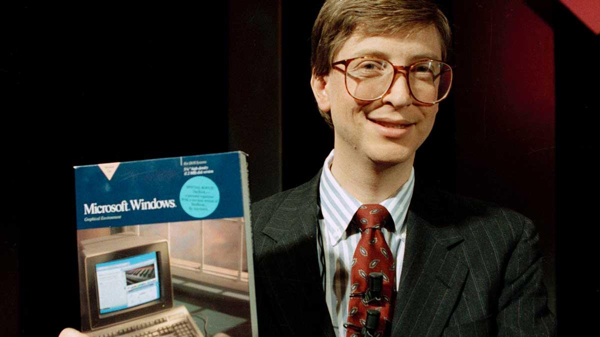 Microsoft gör en omorganisation som tonar ned rollen för operativsystemet Windows. På bild: Microsoft-grundaren Bill Gates visar upp Windows år 1990. (Foto: TT)