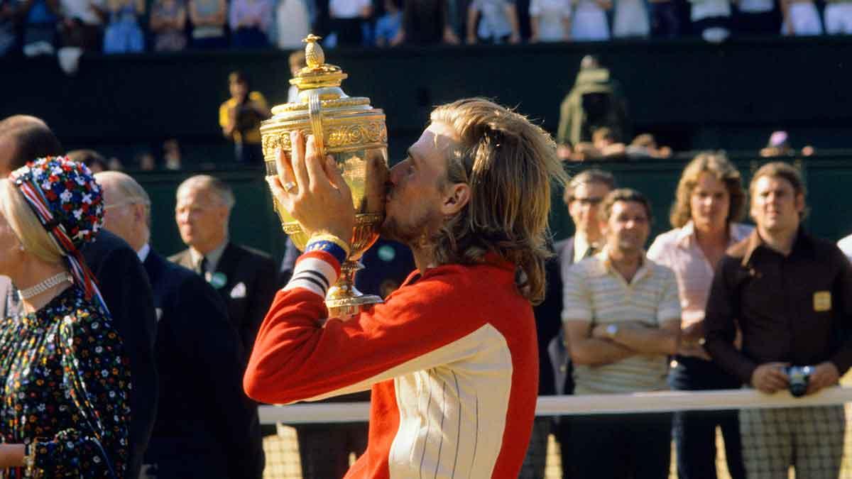 1977. Björn Borg kysser trofén efter sin andra raka Wimbledonseger. (Foto: TT)