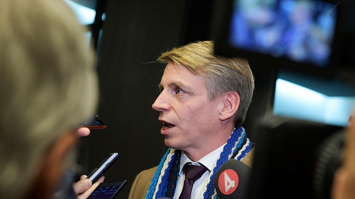 Finansmarknadsminister Per Bolund (MP) tycker att det "är rimligt att man betalar för klimatpåverkan som ens resande orsakar". (Foto: TT)