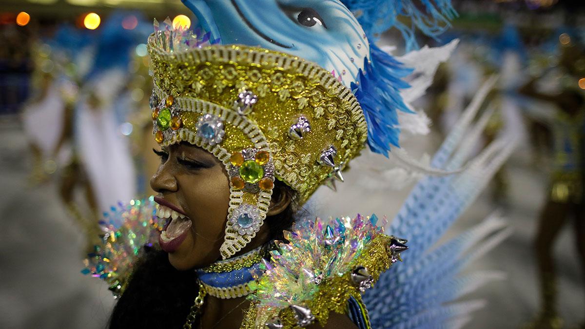 Vill du ha valuta för pengarna i kronraset? Res till Brasilien - det kanske är läge för en karneval i Rio de Janeiro. (Foto: TT)
