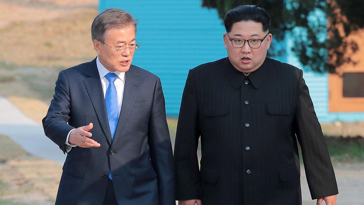Sydkoreas president Moon Jae-in och Nordkoreas ledare Kim Jong-Un deklarerar nu att siktet är inställt på ett fredsavtal i år. (Foto: TT)