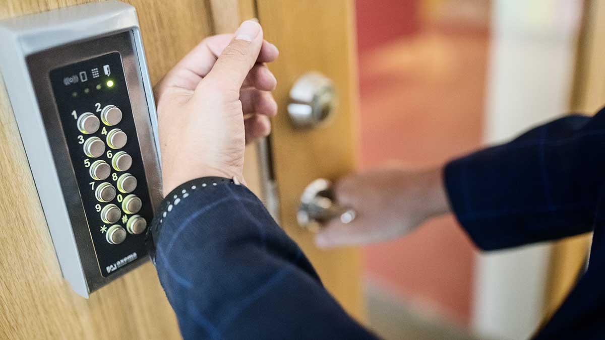 Ett Wisconsin-företag vill låta anställda operera in ett chip i handen för att exempelvis kunna låsa upp kontorets dörrar med handen. (Foto: TT)