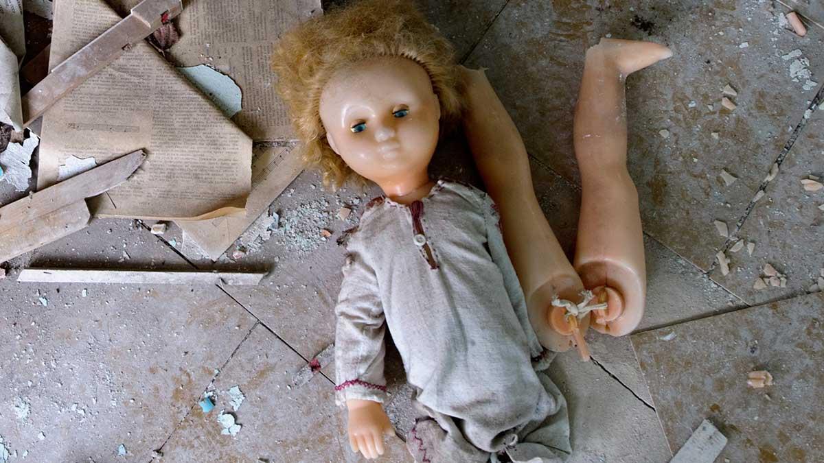 En kvarglömd och trasig docka på skolgården i Pripjat nära Tjernobyl. (TT)