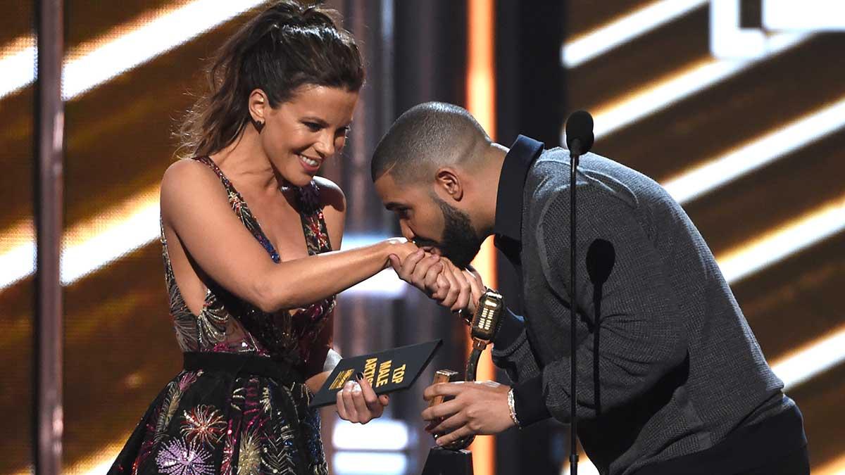Artisten Drake (höger) tilldelades pris för bästa manliga artist vid fjolårets Billboard Music Awards (bilden). (Foto: TT)