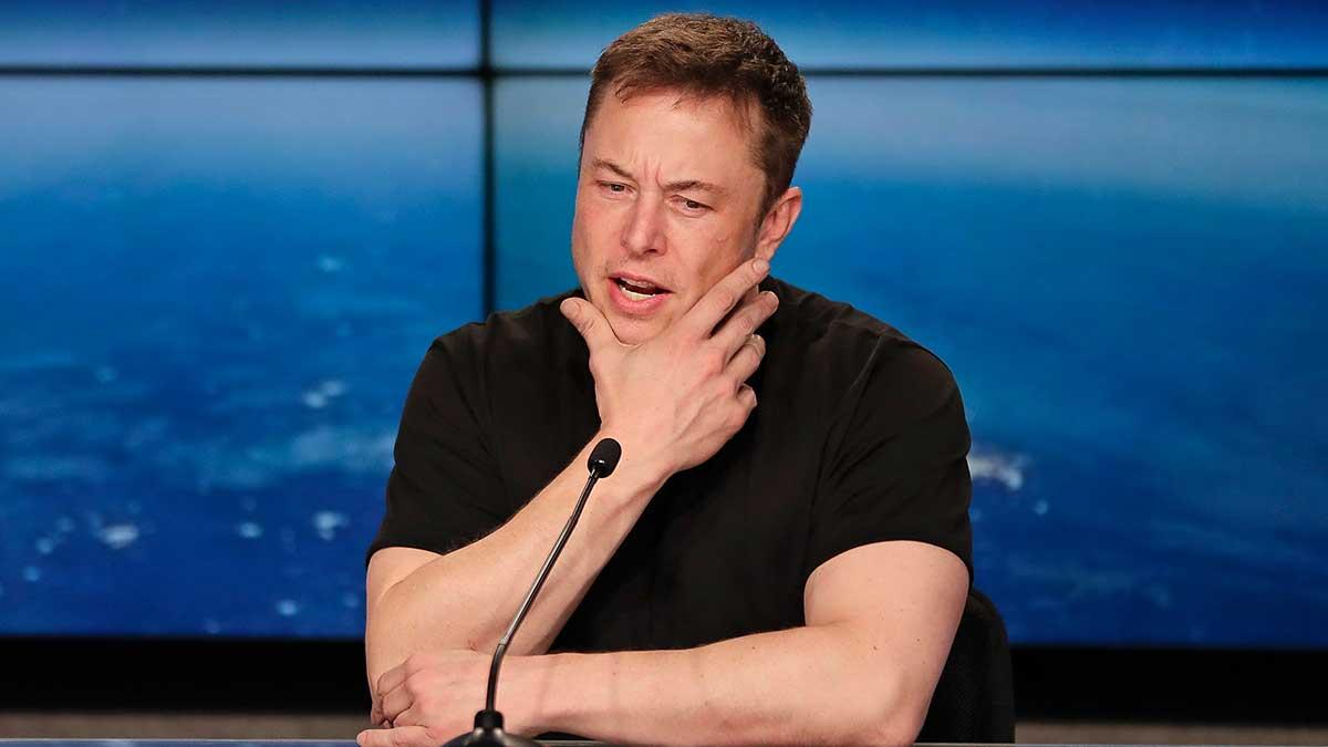 Tesla väljer att omorganisera verksamheten för att få en plattare ledningsstruktur på plats och därmed bättre kommunikation inom företaget. Det har vd Elon Musk uppgett i ett memo till de anställda. (Foto: TT)