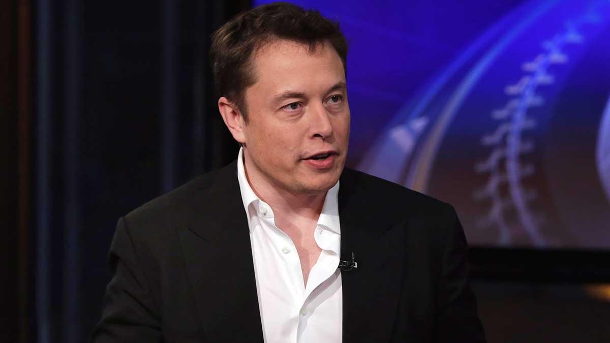 Tesla tänker öppna sin New York-fabrik ”så snart som är mänskligt möjligt” för att tillverka ventilatorer. Det skriver vd Elon Musk på Twitter. (Foto: TT)