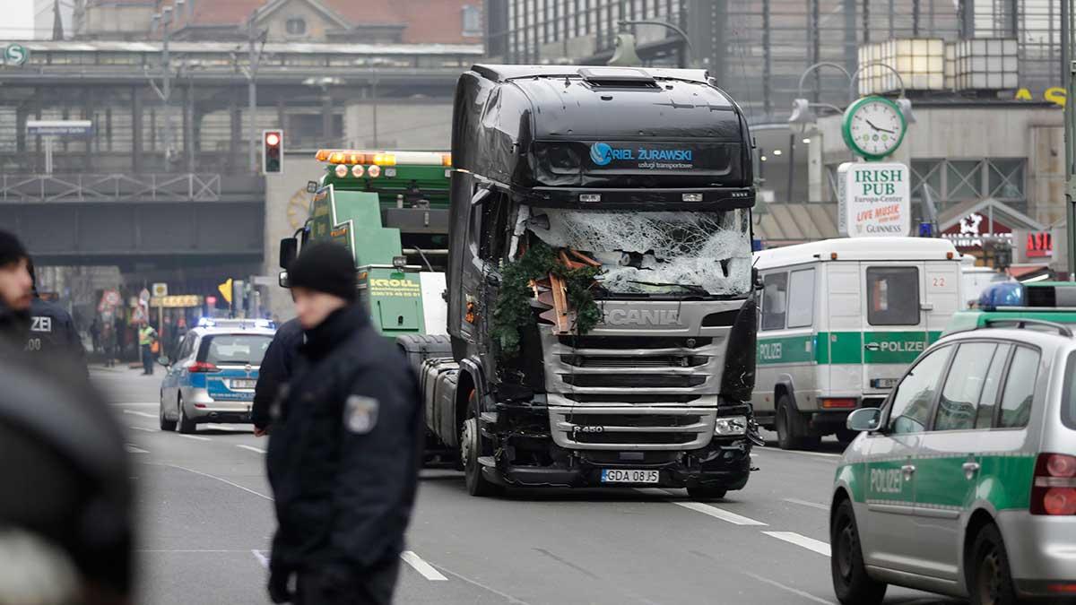 Tolv människor dödades när en lastbil med avsikt körde in i folkmassan på julmarknaden i Berlin. (Foto: TT)