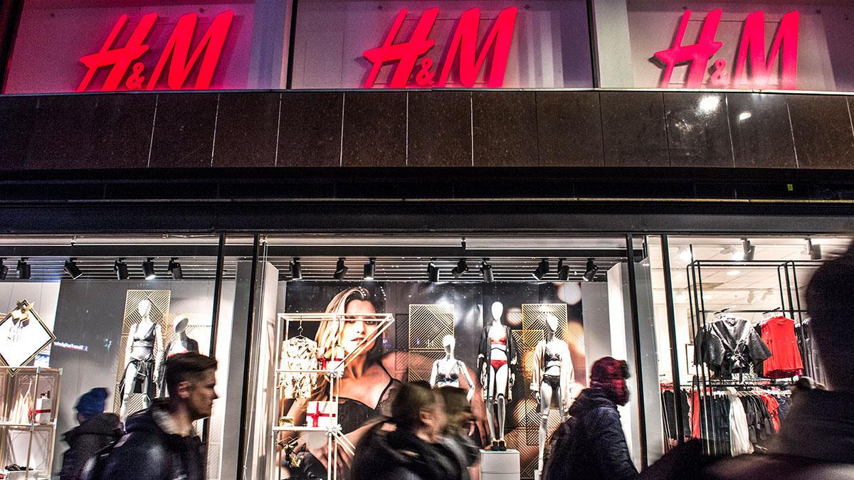 Modejätten H&M håller mellandagsrea i Sverige trots striktare rekommendationer utfärdade i förra veckan. (Foto: TT)