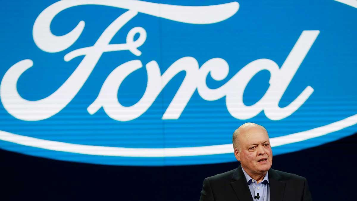 Fords vd Jim Hackett (bilden) anser att biljätten måste "förbättra sin finansiella hälsa". (Foto: TT)