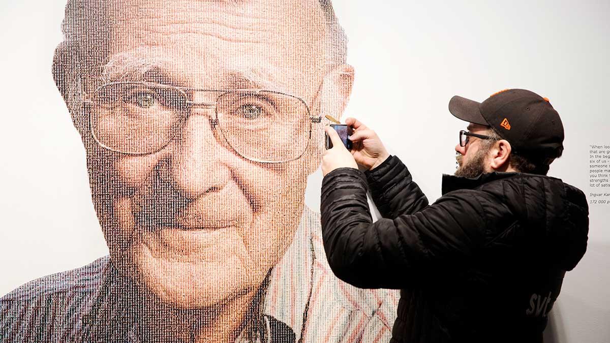 På Ikeamuseet möts besökarna av en bild på Ingvar Kamprad. Bilden är sammansatt av mängder av små porträtt på anställda. Ikeas grundare Ingvar Kamprad avled på lördagen efter en kort tids sjukdom