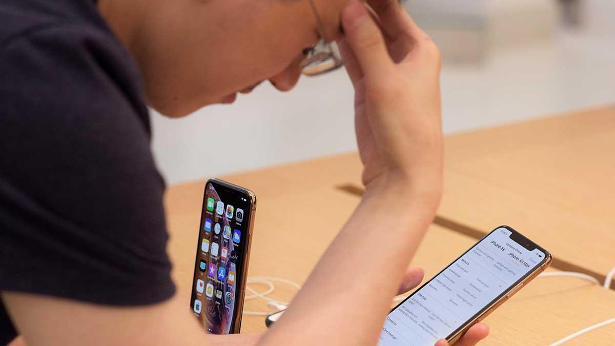 Apple har valt att förlikas med uppemot 500 miljoner dollar, motsvarande 4,8 miljarder kronor, för att medvetet ha gjort äldre Iphones sega. (Foto: TT)