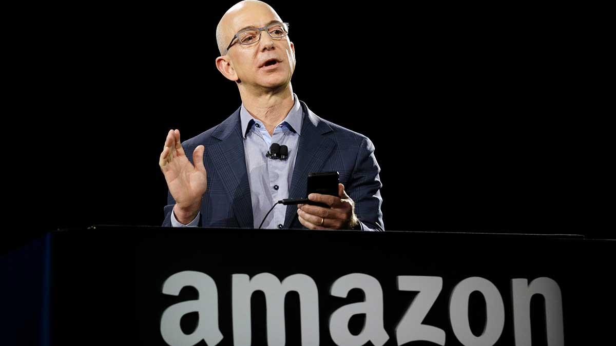 Jeff Bezos e-handelsjätte Amazon tänker rekrytera ytterligare 100 000 personer i USA och Kanada. (Foto: TT)