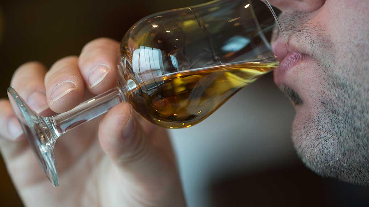 Whisky till ett värde av drygt 45.000 kronor per flaska såldes i går ut för knappt 2.900 kronor per butelj av Systembolaget. (Foto: TT)