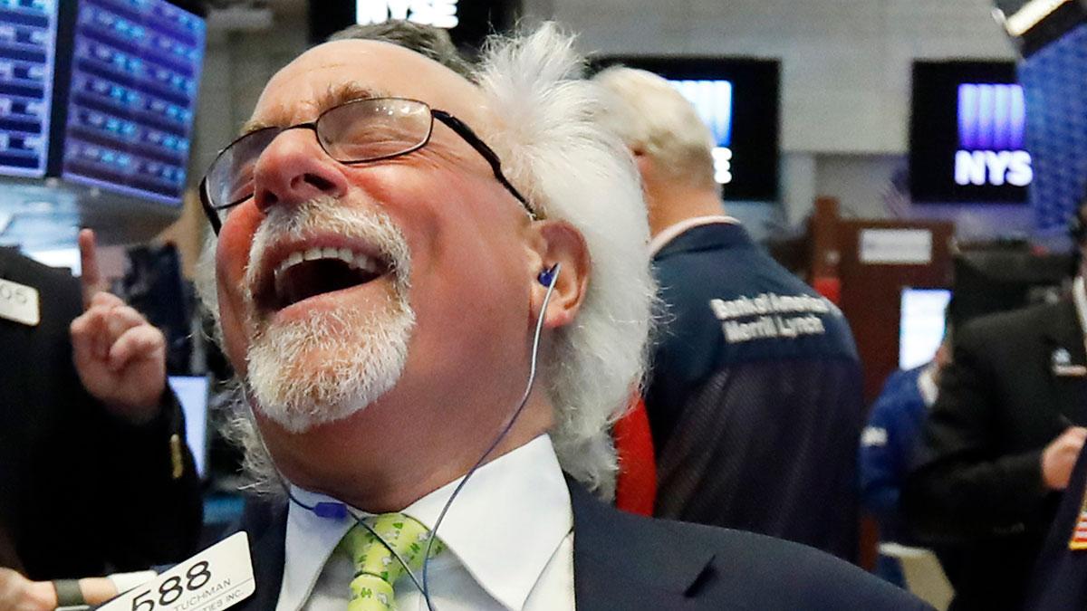 Ett förlösande skratt är inte helt fel om du har aktien som just nu går i särsklass starkast på morgonbörsen i Stockholm. Bilden är emellertid från NY-börsen. (Foto: TT)