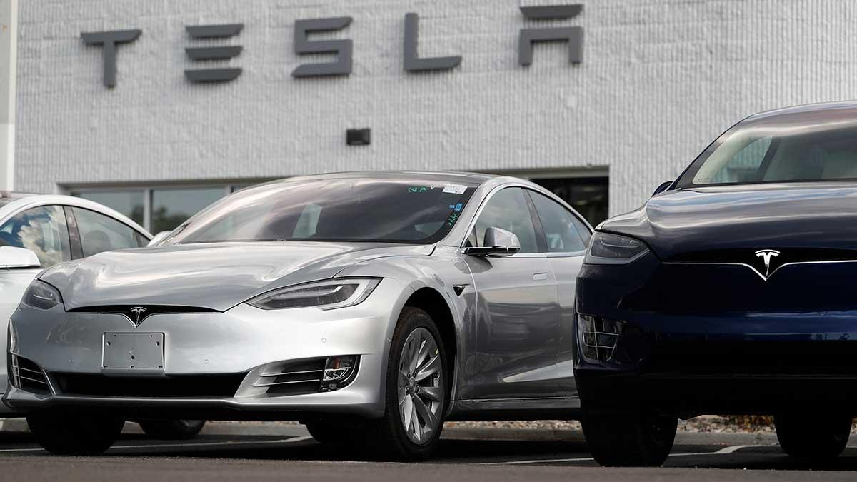 Tesla har beslutat att hålla betydligt fler butiker öppna framöver än vad bolaget tidigare räknat med. (Foto: TT)