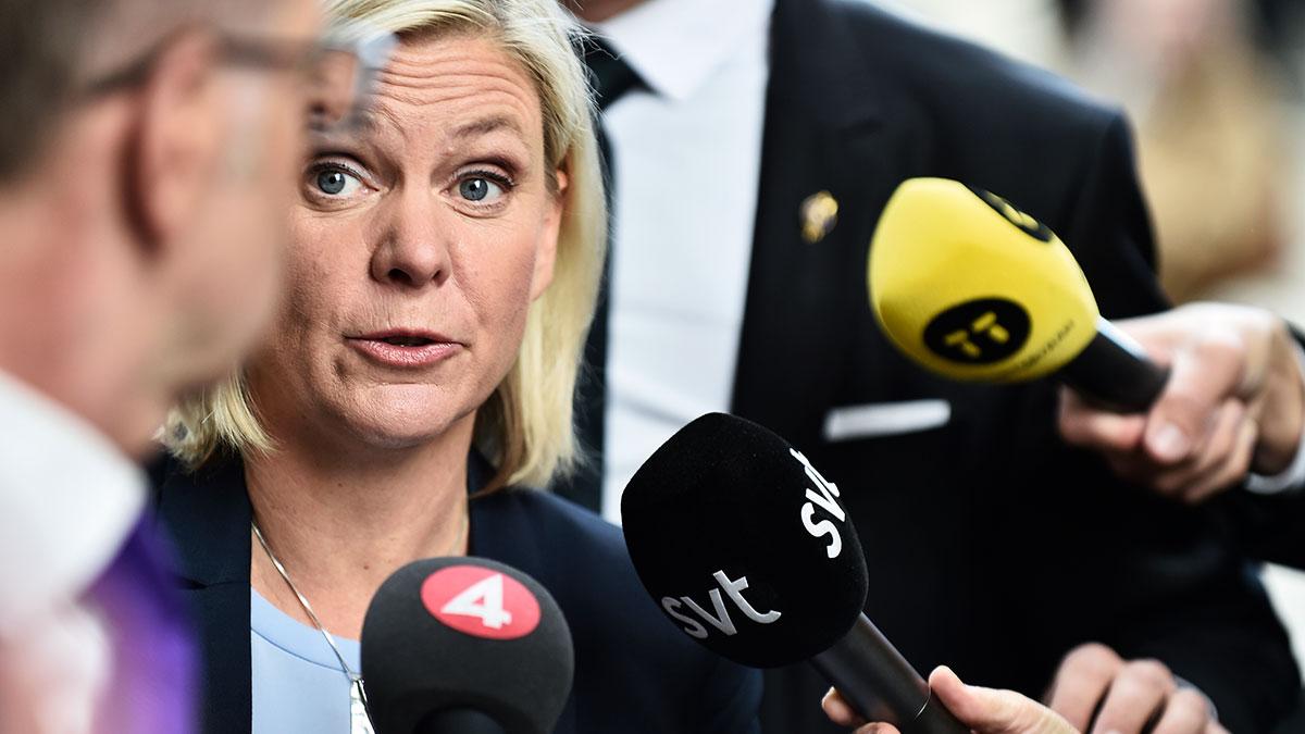 Finansminister Magdalena Andersson (S) och svenska staten kan förlora miljarder i skatteintäkter som en följd av att bostadspriserna faller