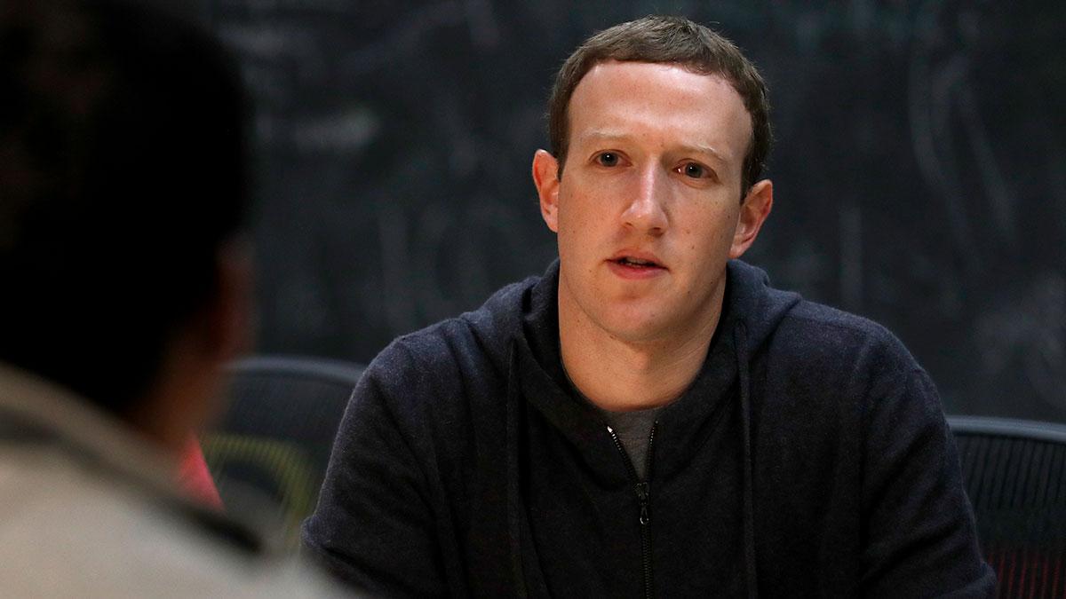 Facebooks grundare Mark Zuckerberg slipper ställas mot väggen i Storbritannien - det sociala mediet har erbjudit sig att skicka två andra toppchefer. (Foto: TT)