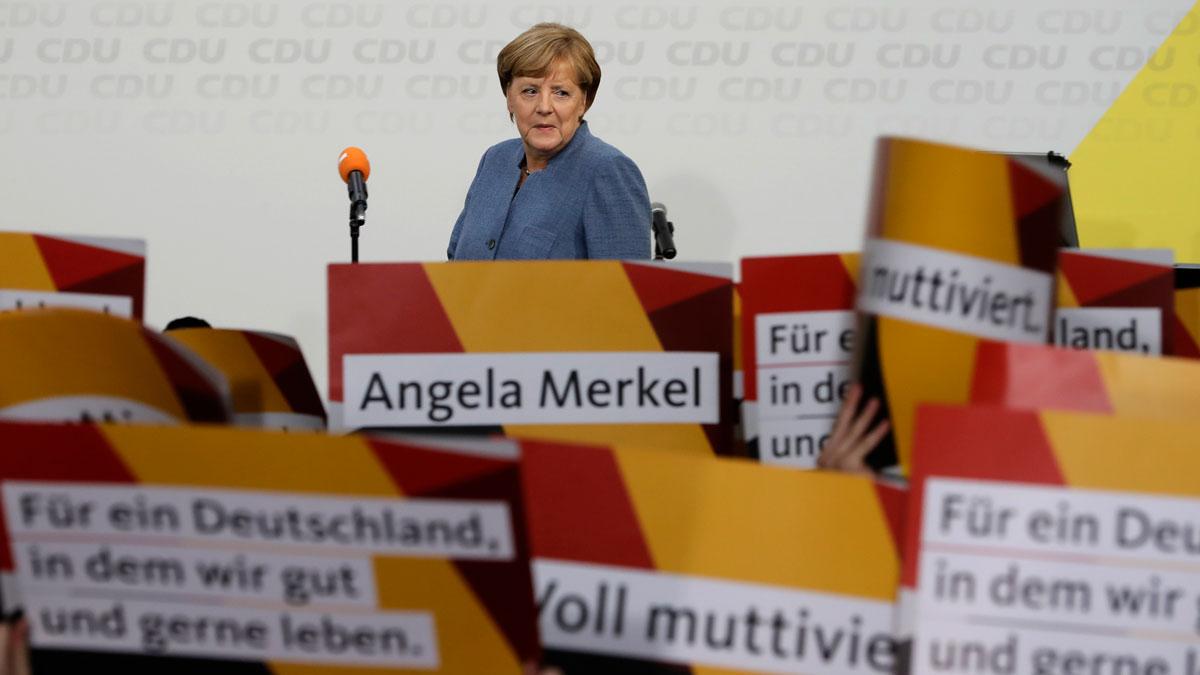 Angela Merkel sitter kvar som förbundskansler i Tyskland fyra år till