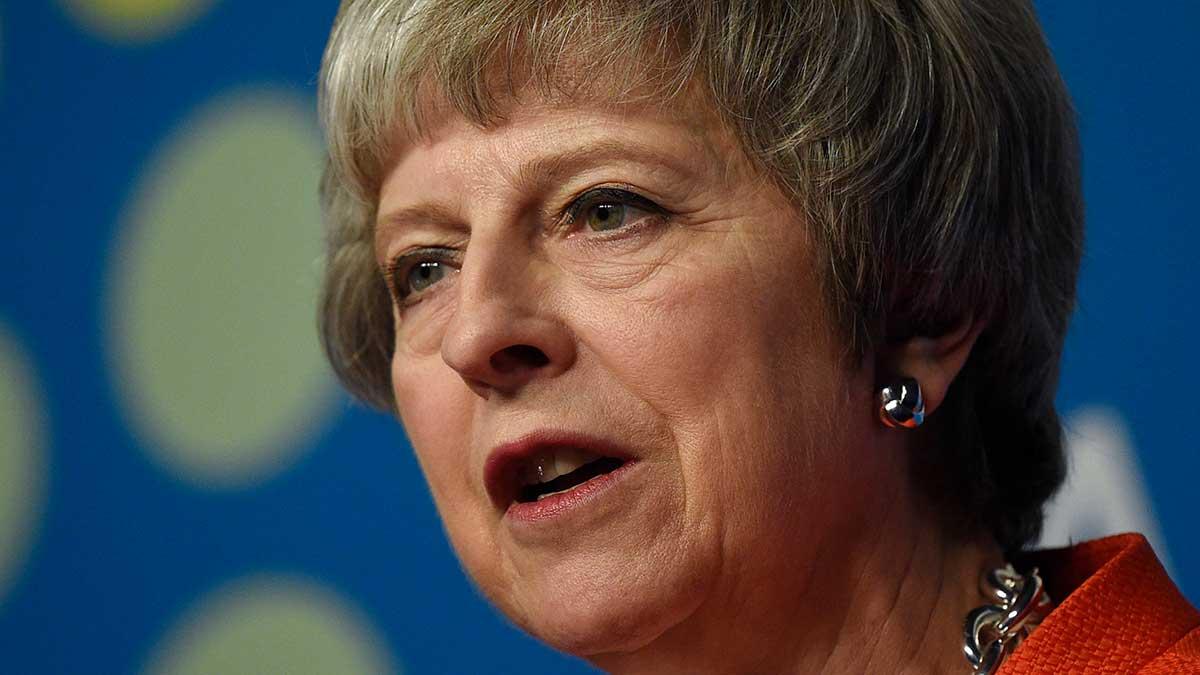 Theresa May hänger löst. En missförtroendeomröstning mot den brittiska premiärministern är nu på gång. (Foto: TT)