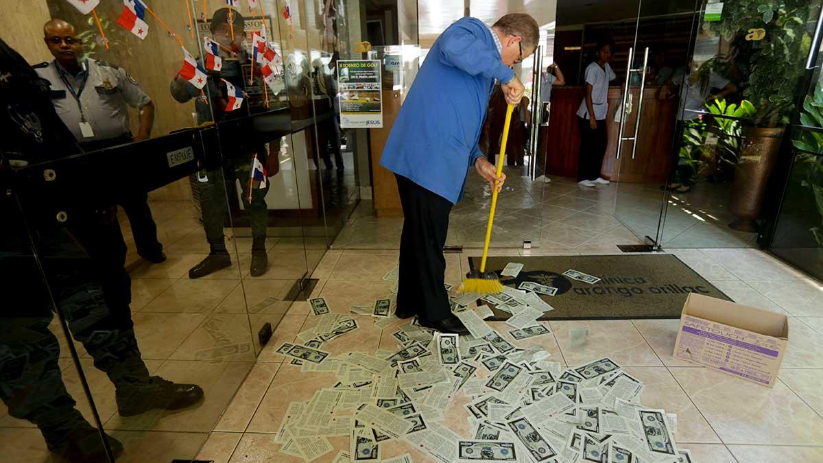 Ena vaktmästare sopar golvet i entrén till advokatbyrån Mossack Fonsecas huvudkontor efter protester april 2016. (Foto: TT)