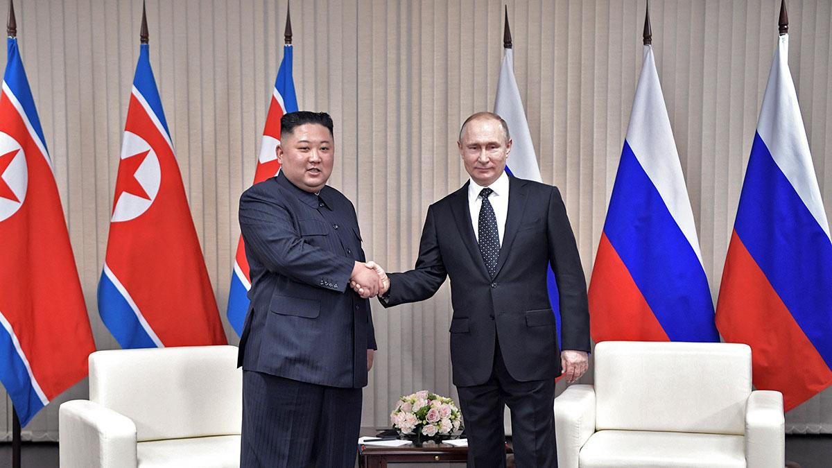 Nordkoreas ledare Kim Jong-Un skakar hand med Rysslands president Vladimir Putin för första gången. Det historiska mötet sker på rysk mark. (Foto: TT)