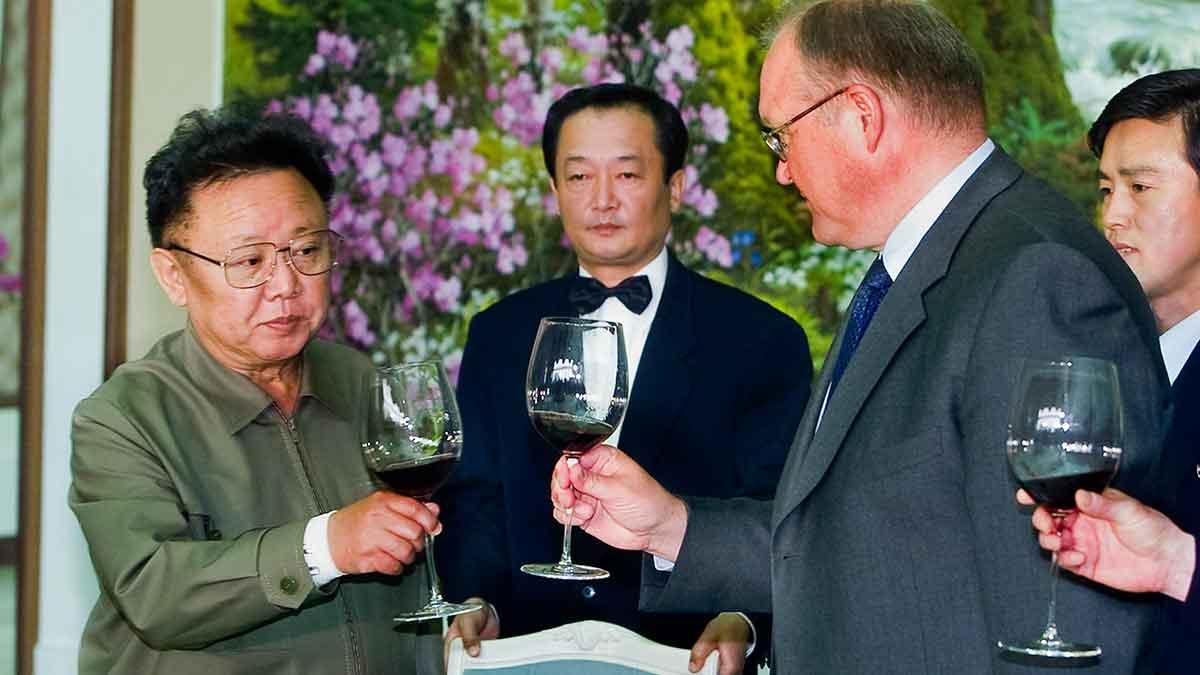 Nordkoreas avlidne diktator Kim Jong-Il i ett möte 2001 med Göran Persson