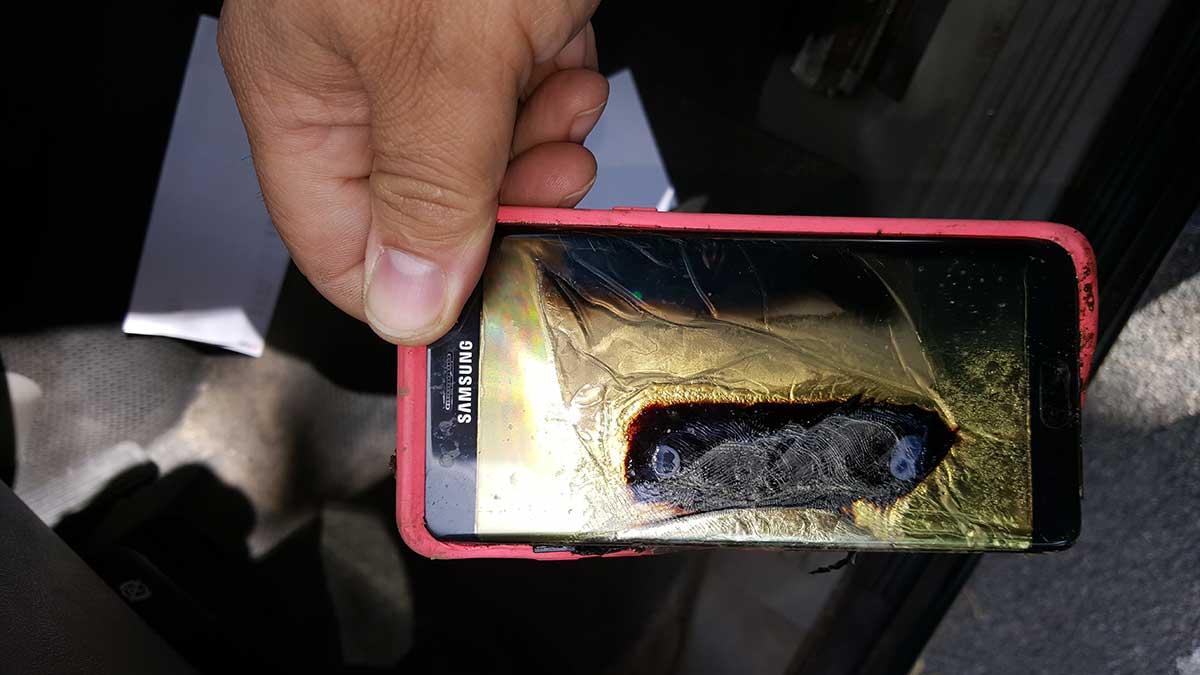 Bränderna och krånglet med Samsungs Galaxy Note 7 gör att utvecklingen av Galaxy S8 blir försenad. (TT)