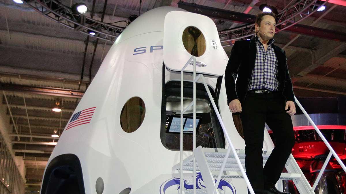 Elon Musk har storslagna visioner om att befolka rymden. (TT)